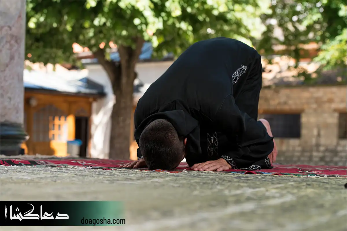 عکس شخصی که در حال نماز خواندنه